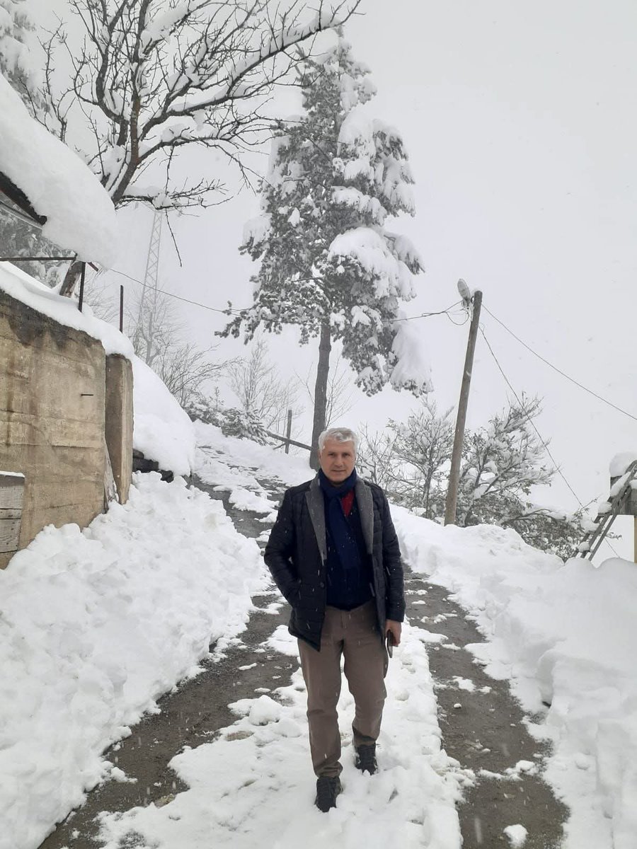 Ne kış geldi geçti
Ne de bahar geldi. 
Şimdi Nisan ayına benzer benim yüreğim 
Kimi zaman yağmurlu karlı, yada rüzgarlı, 
Kimi zaman parçalı çok bulutlu. 
Ama hep umutlu ve de mutlu