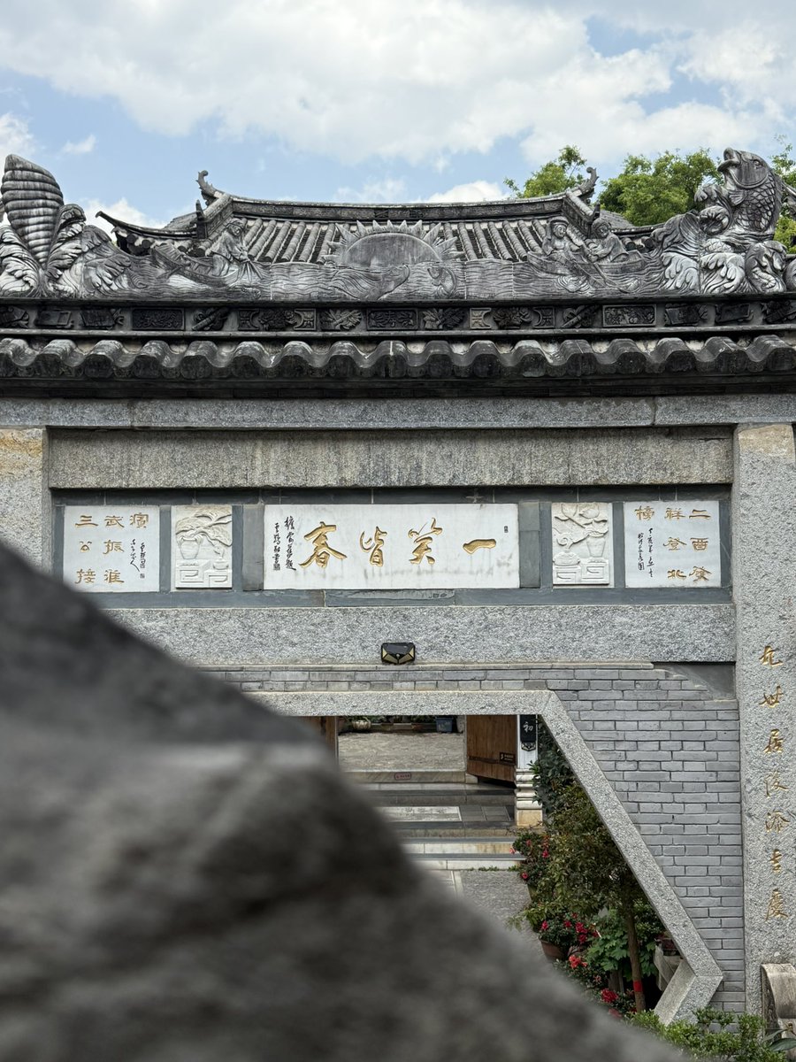 从道家的角度来看，人生是不需要过分努力的，你只需要找到匹配自己能量的环境，然后让自己闲下来。

现在很多人被网络带偏了，其实大多数人都在过着普普通通的生活。道德经里讲，各适其性，各安其命，别攀比别焦虑，天道给你什么，你就享受什么，天道让你失去什么，你就放下什么。