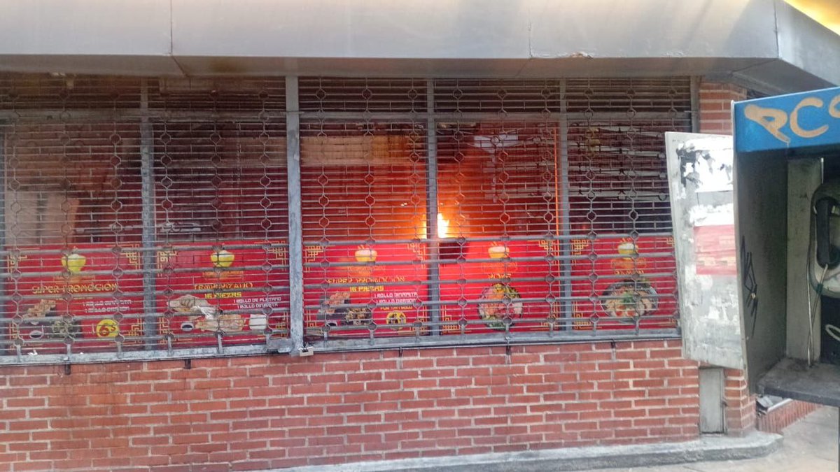 ReporteYa's tweet image. #14Abr #Caracas #Incendio 
@DarvinsonRojas: Un incendio se registró en el restaurante Casa Asia, en la avenida Solano López de Caracas.

De acuerdo con un reporte del Cuerpo de Bomberos de Caracas, el fuego se originó en el área de la cocina, específicamente en una freidora. Los