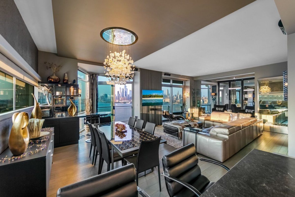JerseyDigs's tweet image. A two-bedroom corner residence on the 19th floor of Hoboken's W Hotel and Residences - with triple exposure, a private terrace, and sweeping Manhattan skyline views - is now available: buff.ly/wg1hM9i #Hoboken #LuxuryRealEstate