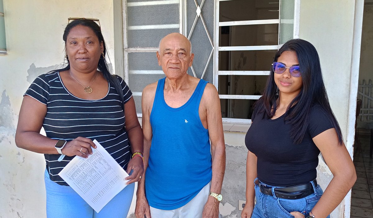 GHNordelo5's tweet photo. El gobierno y la Dirección Municipal de Trabajo y Seguridad Social de Playa, con la contribución de la mipyme MEC Surl, entregan esta mañana -en sus casas y en efectivo- la "chequera" a jubilados que no tendrán que ir a cobrar al banco. #Cuba #CDRCuba #UnidosXCuba  #CubaNoSeRinde https://t.co/FhXo0mbsY6