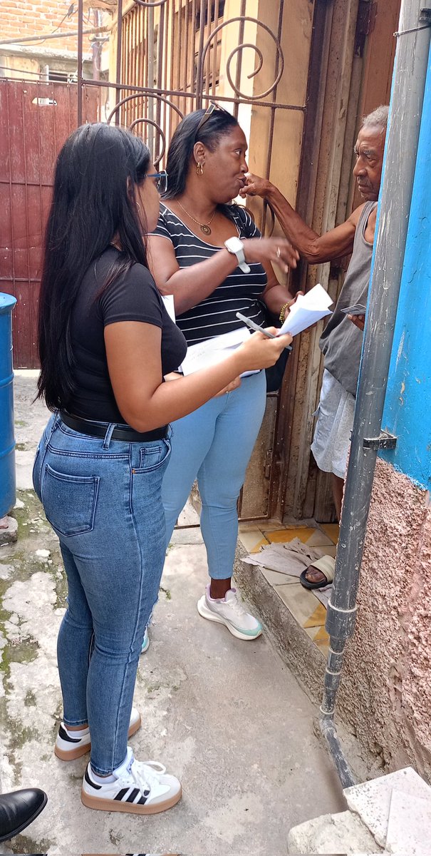 GHNordelo5's tweet photo. El gobierno y la Dirección Municipal de Trabajo y Seguridad Social de Playa, con la contribución de la mipyme MEC Surl, entregan esta mañana -en sus casas y en efectivo- la "chequera" a jubilados que no tendrán que ir a cobrar al banco. #Cuba #CDRCuba #UnidosXCuba  #CubaNoSeRinde https://t.co/FhXo0mbsY6