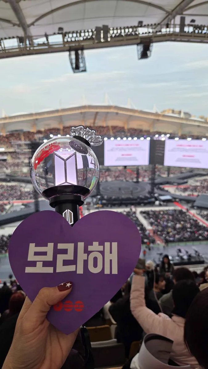BTS_TransKive's tweet photo. they don't know we're from @BTS_Trans pt. 1 👀

#BTS_WORLDTOUR_ARIRANG #BTS_WORLDTOUR_ARIRANG_GOYANG https://t.co/EnOVaNlAbJ