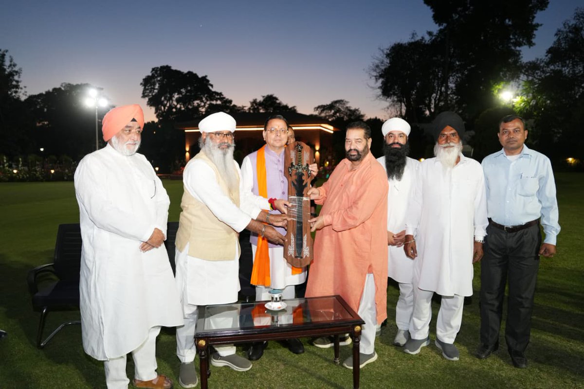 DIPR_UK's tweet photo. बैसाखी के पावन अवसर पर मंगलवार को मुख्यमंत्री आवास में मुख्यमंत्री श्री पुष्कर सिंह धामी से सिक्ख समुदाय के प्रतिनिधिमंडल ने शिष्टाचार भेंट की। प्रतिनिधिमंडल में हेमकुंट साहिब ट्रस्ट के अध्यक्ष श्री नरेंद्रजीत सिंह बिंद्रा, उत्तराखण्ड किसान आयोग के अध्यक्ष श्री सुरेंद्र सिंह नामधारी, जनसंख्या नियंत्रण समिति के अध्यक्ष श्री दिनेश मानसेरा, विधायक श्री सुरेश गड़िया सहित अनेक प्रमुख गणमान्य नागरिक और सामाजिक प्रतिनिधि शामिल थे।

प्रतिनिधिमंडल ने मुख्यमंत्री श्री धामी को पारंपरिक रूप से सरोपा भेंट कर सम्मानित किया और बैसाखी पर्व की शुभकामनाएं दीं। इस दौरान हेमकुंट साहिब ट्रस्ट के अध्यक्ष श्री नरेंद्रजीत सिंह बिंद्रा ने केंद्र एवं राज्य सरकार द्वारा सिक्ख समुदाय के कल्याण, सम्मान और धार्मिक आस्था के संरक्षण के लिए किए जा रहे कार्यों की भूरि-भूरि प्रशंसा की। उन्होंने कहा कि केंद्र सरकार के ऐतिहासिक निर्णयों ने सिक्ख समाज को नई पहचान और सम्मान दिया है।

उन्होंने विशेष रूप से हेमकुंड साहिब के लिए प्रस्तावित रोपवे परियोजना का उल्लेख करते हुए कहा कि यह परियोजना श्रद्धालुओं के लिए एक मील का पत्थर सिद्ध होगी। इससे कठिन पर्वतीय यात्रा सरल, सुरक्षित और सुविधाजनक हो जाएगी तथा बुजुर्गों, महिलाओं और दिव्यांग श्रद्धालुओं को विशेष लाभ प्राप्त होगा।

श्री बिंद्रा ने “वीर बाल दिवस” के आयोजन को ऐतिहासिक निर्णय बताते हुए कहा कि इससे गुरु गोविंद सिंह जी के साहिबजादों के अद्वितीय बलिदान को नई पीढ़ी तक प्रभावी रूप से पहुंचाया जा रहा है। साथ ही, गुरु तेग बहादुर जी के बलिदान दिवस को राष्ट्रीय स्तर पर सम्मानपूर्वक मनाना सिक्ख इतिहास और संस्कृति के प्रति देश की आस्था और सम्मान को दर्शाता है।

उन्होंने यह भी उल्लेख किया कि प्रधानमंत्री श्री नरेंद्र मोदी द्वारा अफगानिस्तान के कंधार से श्री गुरु ग्रंथ साहिब को भारत वापस लाने का ऐतिहासिक कार्य सिक्ख समुदाय के लिए अत्यंत गौरवपूर्ण क्षण रहा है।

मुख्यमंत्री श्री पुष्कर सिंह धामी ने प्रतिनिधिमंडल का स्वागत करते हुए सभी को बैसाखी की हार्दिक शुभकामनाएं एवं बधाई दी। अपने बचपन की स्मृतियों को साझा करते हुए मुख्यमंत्री ने कहा कि नानकमत्ता साहिब की पावन भूमि और गुरबाणी का उनके जीवन में विशेष स्थान रहा है। गुरबाणी के संदेशों ने उन्हें सदैव सत्य, सेवा और समर्पण के मार्ग पर चलने की प्रेरणा दी है।

मुख्यमंत्री ने कहा कि प्रधानमंत्री नरेंद्र मोदी के नेतृत्व में केंद्र सरकार ने सिख समुदाय के सम्मान और सुविधा के लिए अनेक महत्वपूर्ण और ऐतिहासिक निर्णय लिए हैं। प्रधानमंत्री द्वारा बाबा केदारनाथ धाम से दिया गया संकल्प आज धरातल पर साकार होता दिखाई दे रहा है। राज्य में सड़क, रेल, हवाई कनेक्टिविटी, पर्यटन, तीर्थाटन और आधारभूत संरचना के क्षेत्र में तेजी से कार्य हो रहा है। दिल्ली–देहरादून इकोनॉमिक कॉरिडोर न केवल कनेक्टिविटी को मजबूत करेगा, बल्कि राज्य के युवाओं के लिए रोजगार के नए अवसर भी सृजित करेगा और क्षेत्रीय विकास को नई दिशा देगा।

मुख्यमंत्री श्री धामी ने कहा कि हेमकुंट साहिब के लिए प्रस्तावित रोपवे परियोजना लगभग ₹1700–₹1800 करोड़ की लागत से विकसित की जा रही है। यह परियोजना आधुनिक तकनीक से सुसज्जित होगी और पर्यावरण संरक्षण के मानकों का पूर्णतः पालन करेगी। मुख्यमंत्री ने कहा कि राज्य सरकार सिक्ख श्रद्धालुओं की सुविधा और सुरक्षा के लिए पूरी तरह प्रतिबद्ध है। हेमकुंट साहिब यात्रा मार्ग पर आधारभूत सुविधाओं का निरंतर विस्तार किया जा रहा है, जिसमें बेहतर सड़कें, स्वास्थ्य सेवाएं, स्वच्छता, आवास और सुरक्षा व्यवस्थाएं शामिल हैं।