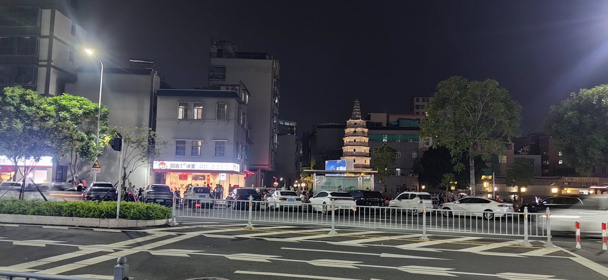 stlinxun's tweet photo. 50年前的小村庄，10年前拦腰修了一条马路，三个池塘也填平盖了楼，唯有池边的古塔见证着这百年沧桑。 https://t.co/9KzQi7wMc7