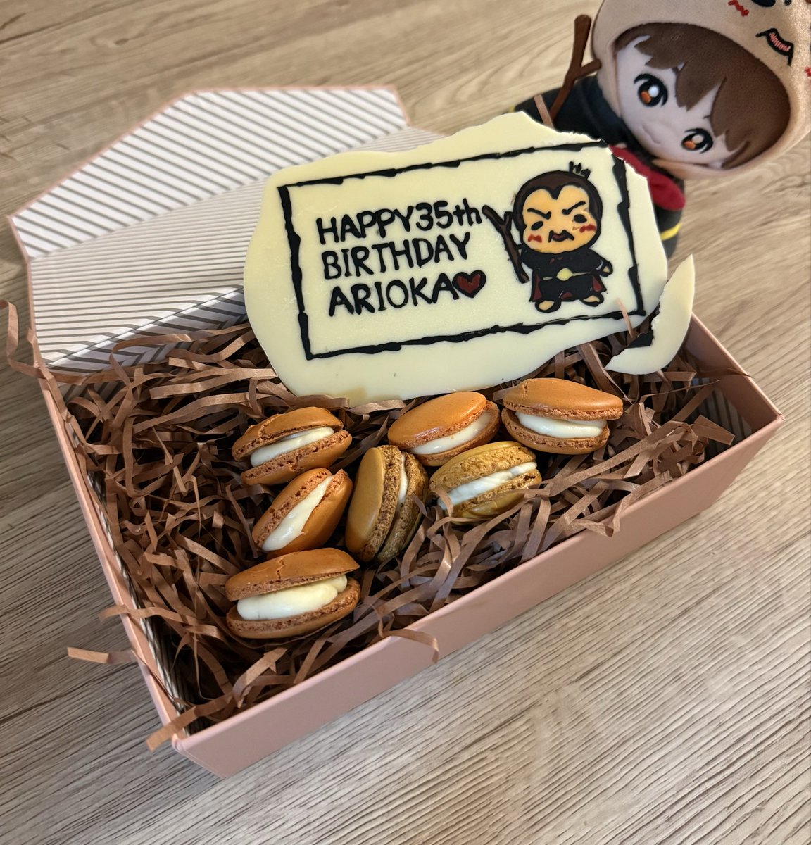 rakorako3's tweet photo. 今年はマカロンに挑戦してみました。中々思うようにはできなかったけどなんとかしあがって満足です。プレートの端もかけてしまったけどデザインと言うことで…
有岡くんのバースデーを毎年お祝いできて楽しいです♪今年も素敵に歳を重ねてくれてありがとう。
#有岡大貴誕生祭2026
#HBDDaikiArioka2026 https://t.co/wWo5O4euqV