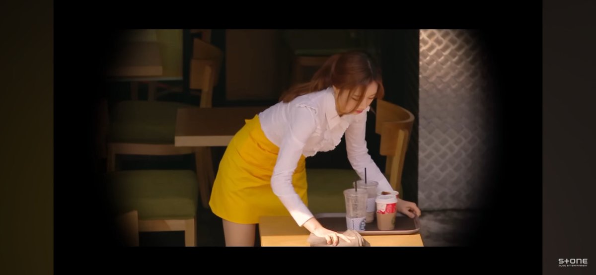 sfuzz2020_'s tweet image. I just realized this was for Hyeri's appearance on Wonderboyz Tarzan MV 😅🔥

She's always love to tease and spoil a bit 😁