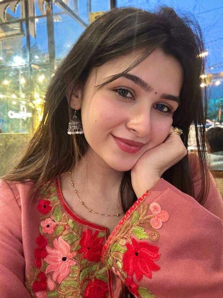 “सच बताना… इस चेहरे की सबसे खूबसूरत बात क्या लगी — smile या eyes? 😍✨”