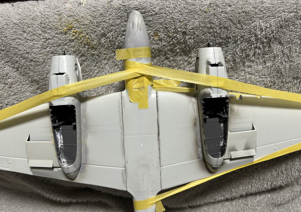 mack_tou21295's tweet photo. #レベル
#Bf110
1/32のでかい胴体（全長38cm）に主翼（全幅50cm）と水平尾翼（接合部の整形に苦戦）を接着しました、士の字ってヤツです
強度欲しいのでタミヤの接着剤白ビンをガッチリ塗ってマスキングテープで引っ張ってます
ここまで長かった…エンジン2機入りだし色々時間かかりました〜あと一息！ https://t.co/rVLAAcCc9q