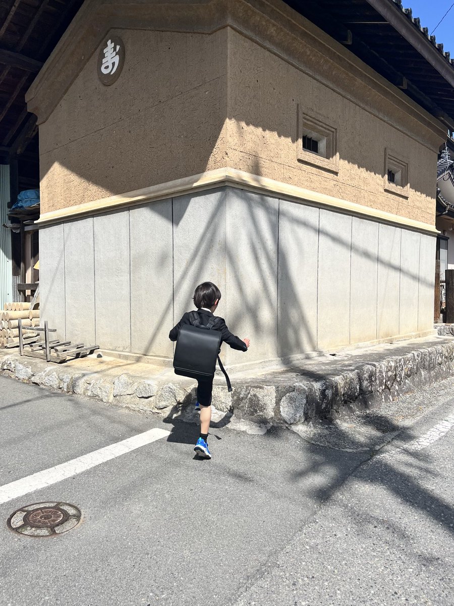 ちゅみ。
ケータイを持っていない人はいるのか?と聞く。
いるだろうねきっと。と答えると、
僕もそうなりたい。と言う。
どうして?と聞くと、
だって連絡はせずに、実際に会いに行けばいいじゃないか。と言う。
そうだねぇ。うん、そうなんだよ。
でもそのこと、どうして知ってるの?