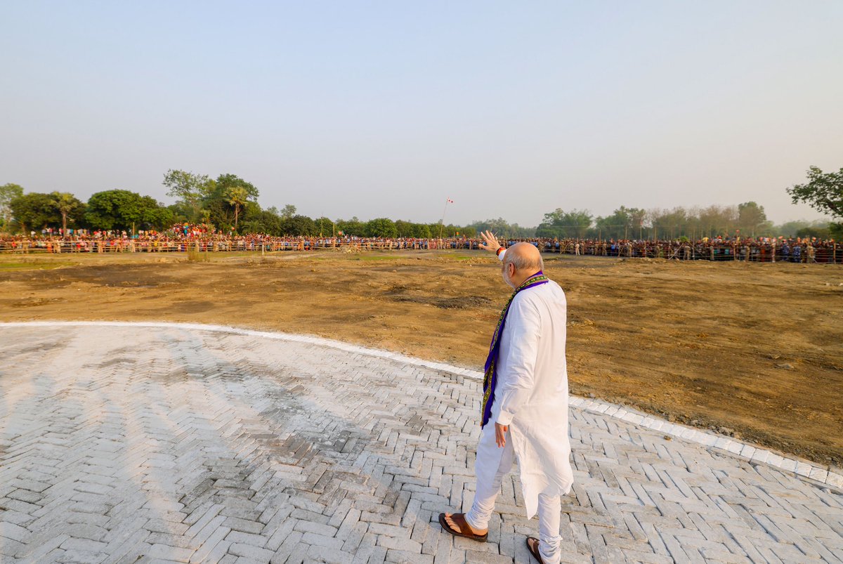 AmitShah's tweet photo. घुसपैठियों से सांठगांठ करने वाली TMC सरकार ने महिला सुरक्षा को ताख पर रख दिया। देश की सुरक्षा की तिलांजलि दी गई, जिससे पूरे देश में घुसपैठिये पैर पसारते चले गए। लेकिन मोदी सरकार हर एक घुसपैठिये को चुन-चुनकर देश के बाहर निकालेगी। गजोल जनसभा में लोगों का स्नेह बता रहा है कि भाजपा की जीत निश्चत है।

অনুপ্রবেশকারীদের সঙ্গে যোগসাজশ করা তৃণমূল কংগ্রেস নারী নিরাপত্তাকে সম্পূর্ণভাবে অবহেলা করেছে। দেশের নিরাপত্তাকেও উপেক্ষা করা হয়েছে, যার ফলে অনুপ্রবেশকারীরা দেশের বিভিন্ন প্রান্তে ছড়িয়ে পড়েছে। তবে মোদী সরকার প্রত্যেক অনুপ্রবেশকারীকে শনাক্ত করে দেশ থেকে বহিষ্কার করবে। গাজোল জনসভায় মানুষের আন্তরিক সমর্থনই প্রমাণ করছে যে, বিজেপির জয় নিশ্চিত।
#BJPInTMCOut