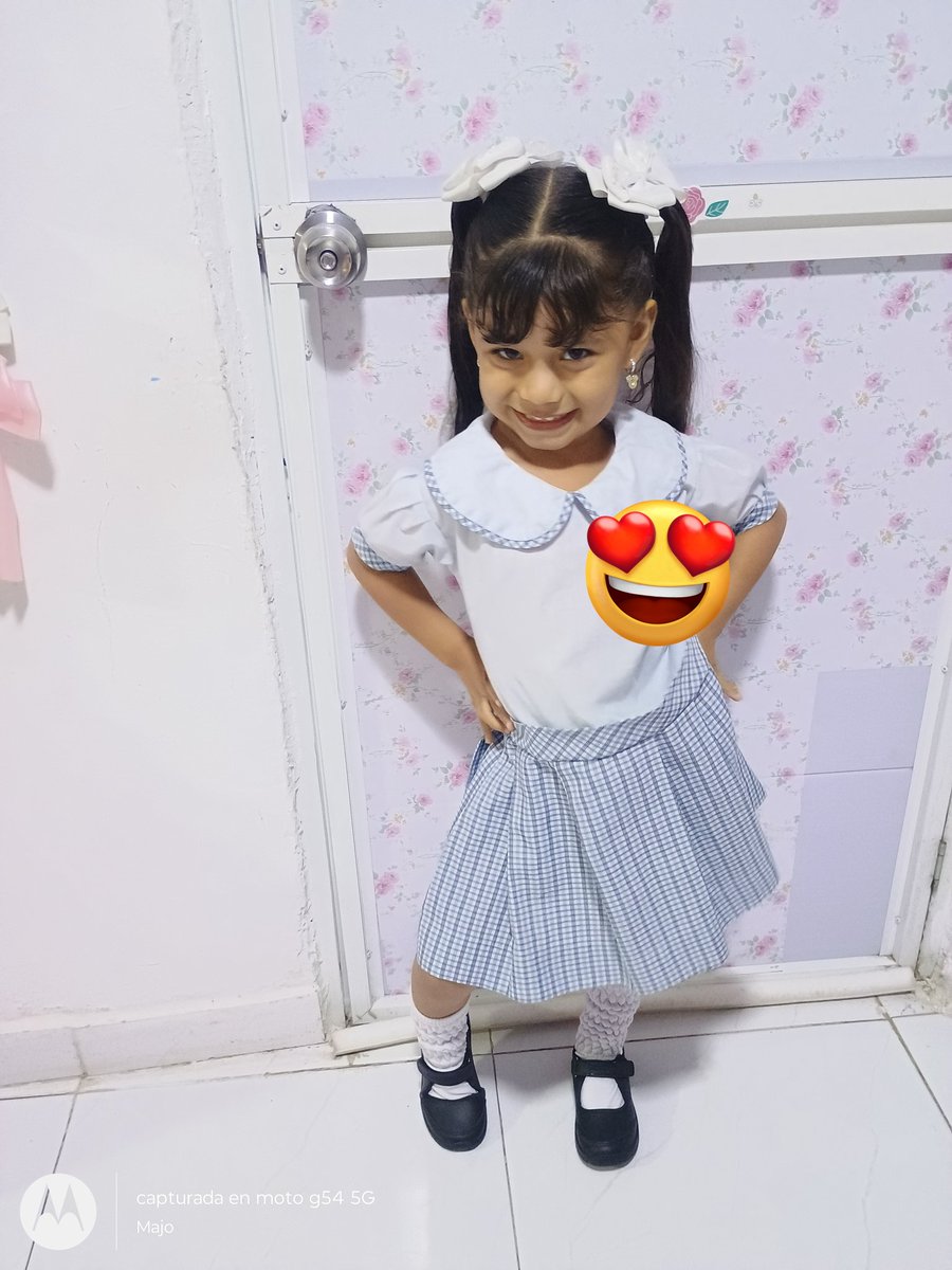 Una sonrisa tuya es mi debilidad, siempre serás mi regalo más grande porque llegaste cuando mis esperanzas estaban perdidas.