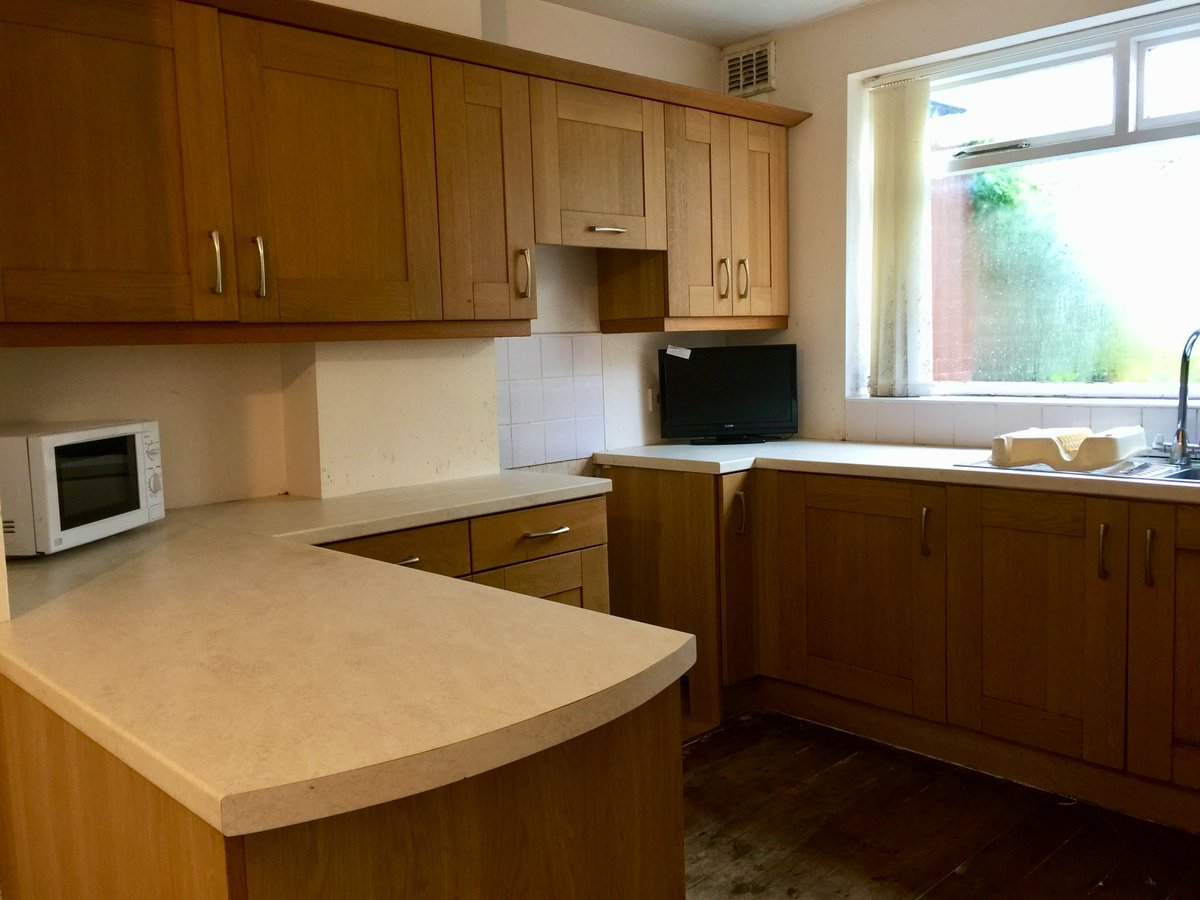 BearfaceBrenda's tweet image. “OK, so we’re still short of a cooker, &amp;amp; the floor could use some covering, but the #kitchen has a TV &amp;amp; a microwave — will that not do for now?” 😂 

#DailyPictureTheme