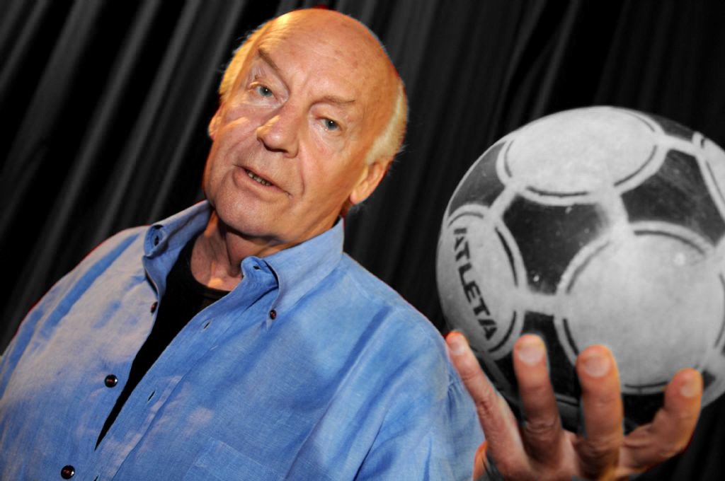 No son muchas las páginas que la literatura le dedica al deporte, ni muchos los escritores amantes de él.
Hoy traemos breves fragmentos literarios sobre el fútbol, en la pluma de un gran apasionado de este deporte: Eduardo Galeano.

⚽️

“El fútbol se parece a Dios en la devoción