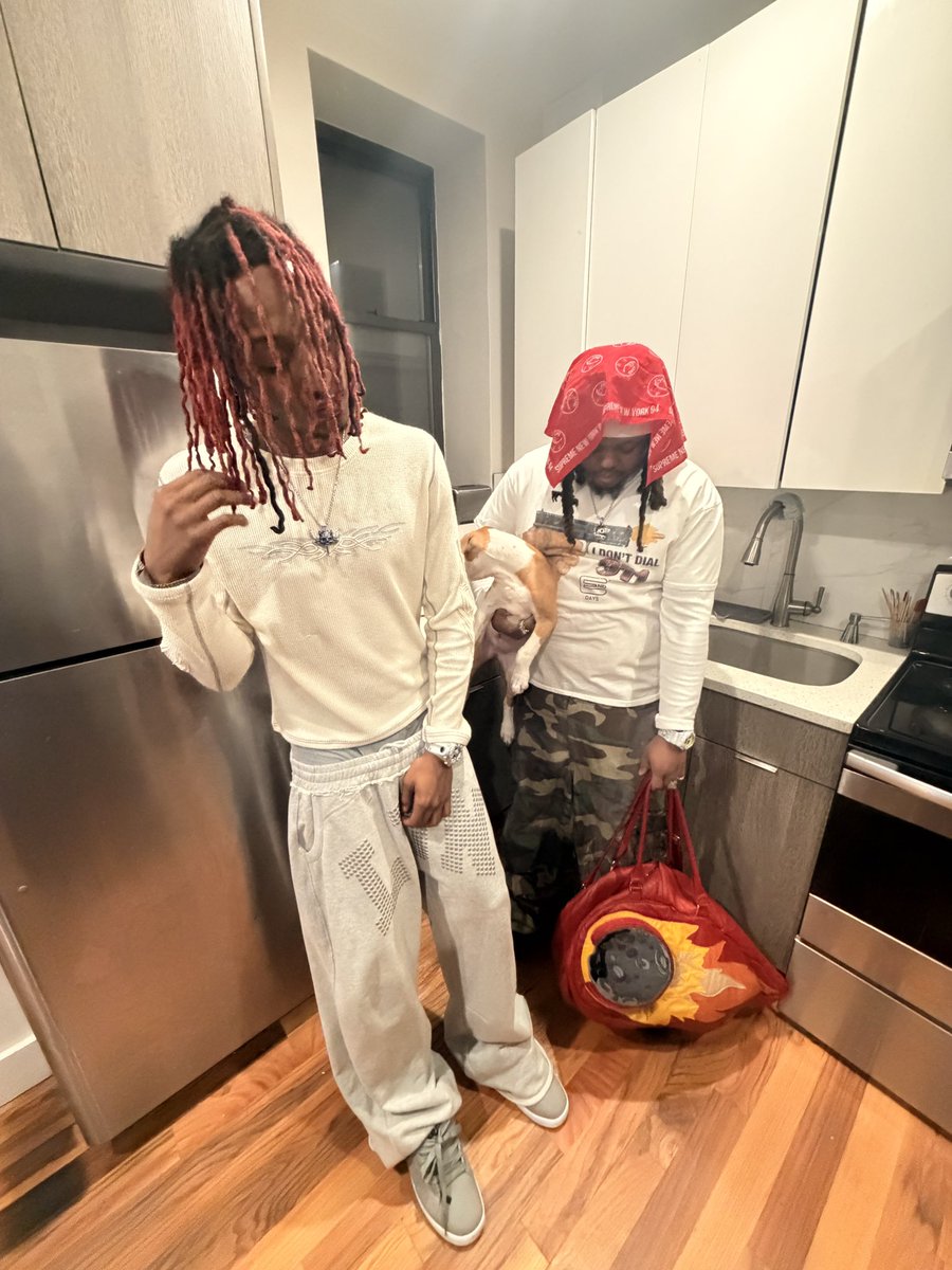 Iamtankkk's tweet photo. Supreme Bandana 
End Days T shirt
GV Gallery G Shock
1of1 Meteor Duffle 
Moraleusa Cargos 
DC shoes
#STAYFLEE https://t.co/gfRU4HYQOb