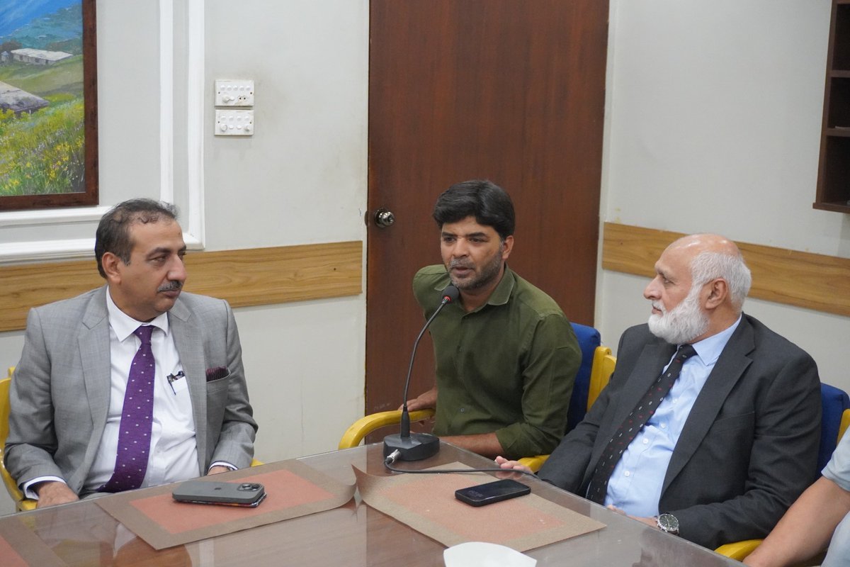 FarooqSamiARY's tweet photo. Dr niaz Ahmed ( HEC chairman and QAU VC) discussed University funding cuts, research challenges &amp; future HSC plans. Honoured with Ajrak and shield at press club
#KPC #HEC https://t.co/L4ZOJi5eLv