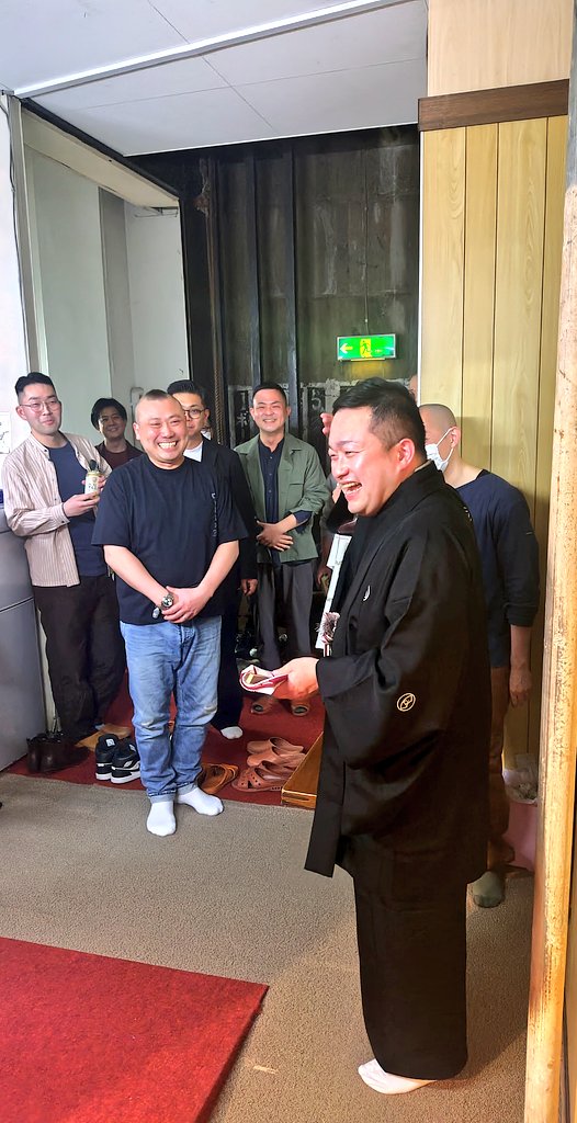 kanakanabungo's tweet photo. 4月中席四日目の浅草、扇歌師匠真打披露にいってきました！口上で師匠方が触れていた兄さんの押しの強さから生み出される「そば清」の蕎麦は、ニンニク増々の二郎系なんじゃないかと疑わしいほど濃く、そこに新たな「そば清」をみました。
江古田でもよく二郎系食べてたな。　
人生と落語は一体です。 https://t.co/x4Hr3jM0al