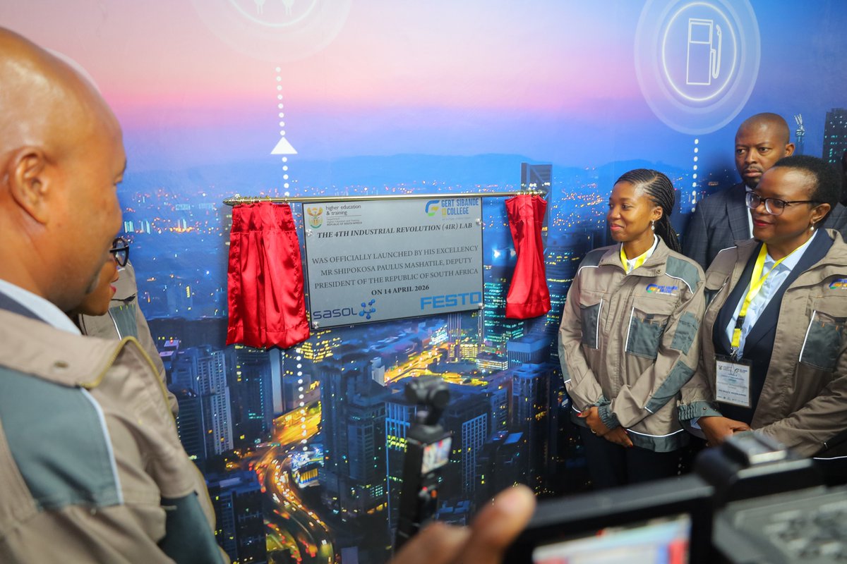 Deputy President Paul Mashatile successfully launched the Centre of Specialisation (CoS) Workshop and 4th Industrial Revolution (4IR) Laboratory today at the Skills Academy and Artisan Development Centre

#MyFutureStartsToday

facebook.com/share/p/1FoFzW…