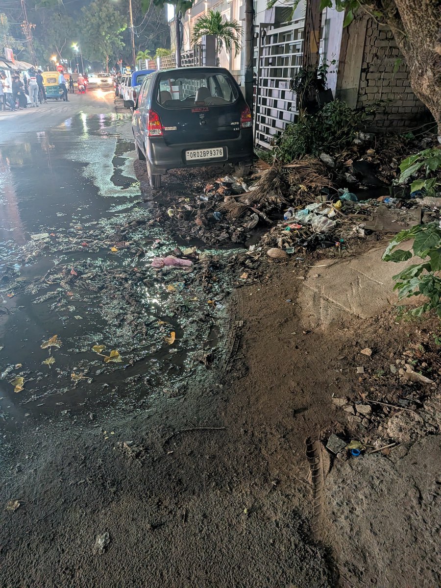 Hello <a href="/bmcbbsr/">BMC</a> here is an overflowing drain in Saheed Nagar main road near H&amp;M showroom. It has been overflowing for over a week now and the whole area is stinking. If this can happen in the market area of Saheed Nagar, how are residents supposed to live? Please help asap!
