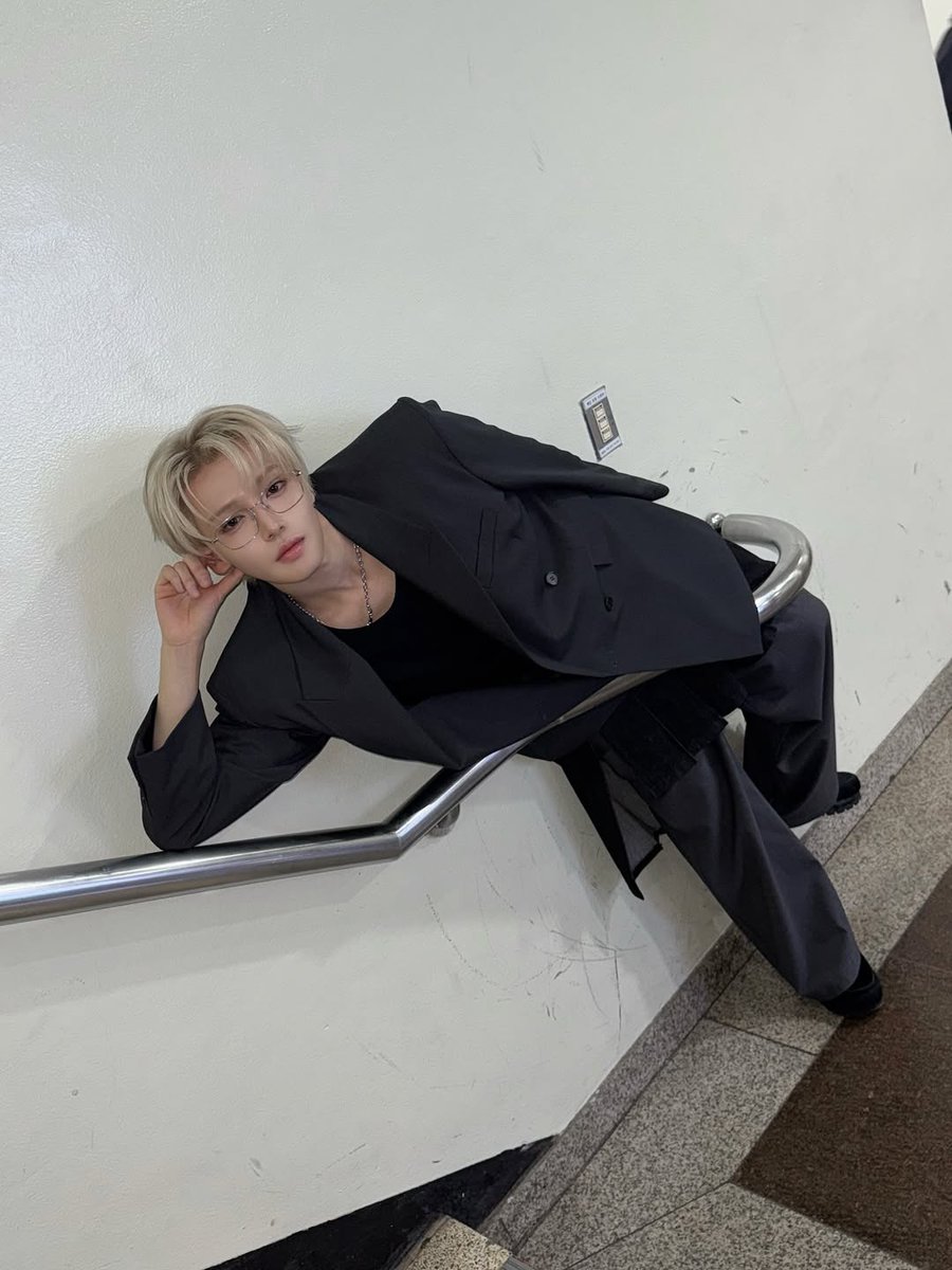bluebluebam's tweet photo. 왜 한음이는 뮤뱅 난간에서 평범하게 찍지않는거야 ㅋㅅㅋㅅㅋㅋㅋㅋ 웃기고 귀여움 ㅜㅜㅜㅜ ㅋㅋㅋㅋ https://t.co/Cyj3AM0JHk