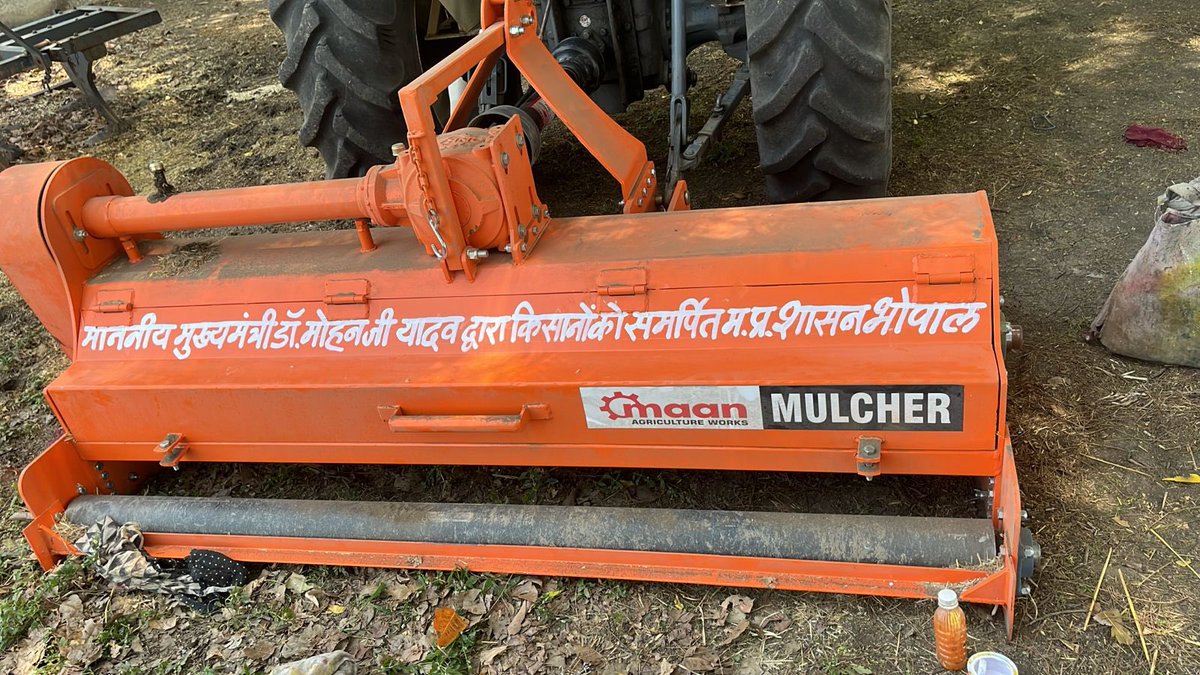 collectorUJN's tweet image. नरवाई प्रबंधन की दिशा में बड़ा कदम 

मुख्यमंत्री डॉ. मोहन यादव जी द्वारा उज्जैन जनपद के वृंदावन ग्राम (तालोद) के किसानों को मल्चर मशीन प्रदान की गई।

यह पहल किसानों की आय बढ़ाने, पराली जलाने पर रोक लगाने और पर्यावरण संरक्षण की दिशा में महत्वपूर्ण है।

#NarbaiPrabandhan #Farmers