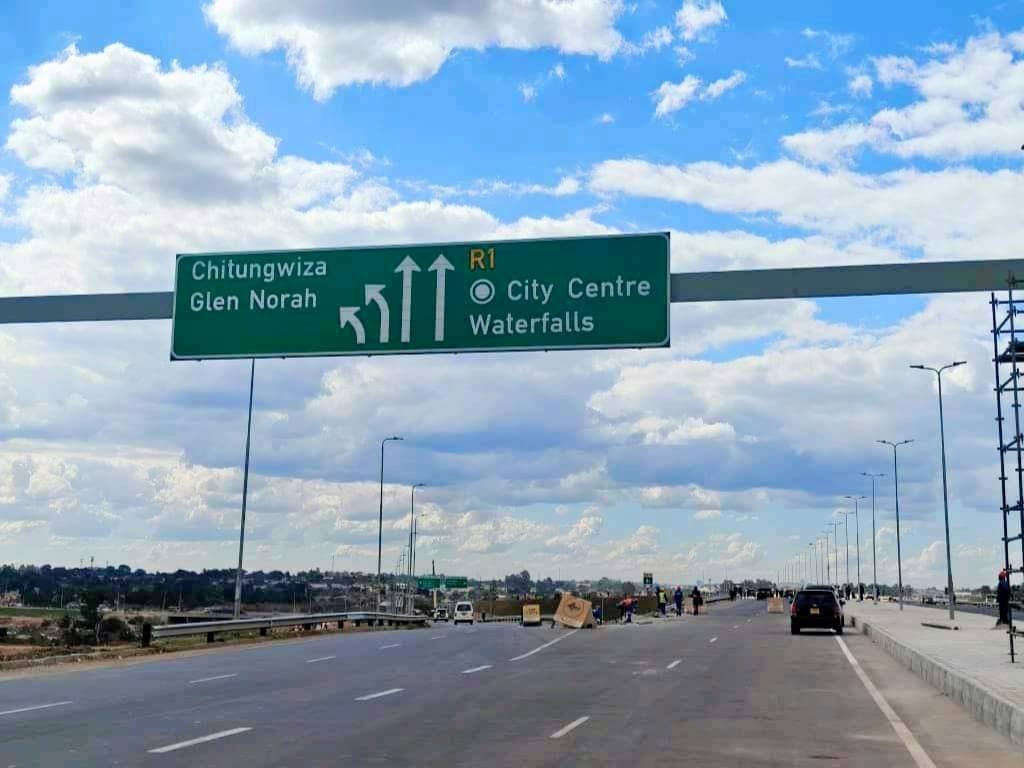 Zambians, we need to learn from our neighbours, including Zimbabwe. This is a road signage in their capital Harare. In Ndola, Lusaka or any Zambian City or town, you will never find any such road signs indicating which part of the city one is headed to. What is RDA, RTSA doing ?