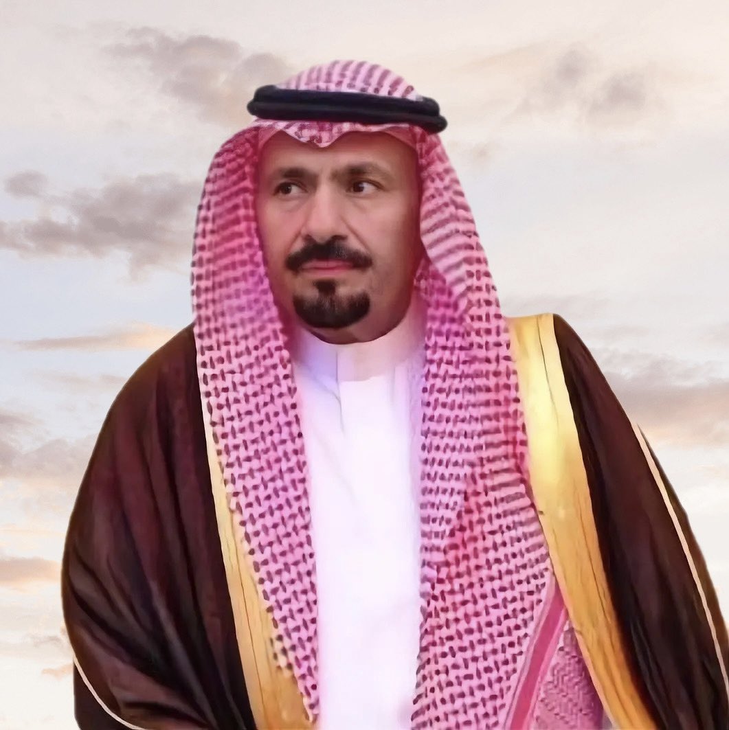 albyan_qh's tweet photo. شخصية من قبيلة #قحطان 🚨
"ركن السحمة" 🚨

رجل الاعمال والافعال/ مترك بن ماجد آل مترك السحيمي القحطاني ينتمي إلى قبيلة السحمة من الجحادر وهي من القبائل العريقة في نجد التي عُرفت بتاريخها الممتد ومكانتها الرفيعة فهي قبيلة الشيوخ والفرسان وقد شكّل هذا الانتماء امتدادًا لإرث قبلي أصيل انعكس على حضوره ومكانته.

يُعد من رجال الأعمال السعوديين البارزين حيث يرأس مجموعة آل مترك القابضة التي تنشط في عدد من القطاعات الحيوية داخل المملكة مثل المقاولات والتشغيل والصيانة والخدمات والمشاريع الحكومية والخاصة وقد أسهم من خلال رؤيته في توسيع أعمال المجموعة وتعزيز حضورها في السوق

لم يقتصر دوره على اعماله التجارية و حسب بل عُرف بمواقفه المشهودة مع قبيلته السحمة وحضوره الدائم في جميع مناسباتها بالحال والمال ولم تقتصر مبادراته على قبيلته فحسب بل امتدت إلى مجتمعه فكان سندًا وداعمًا ومنصى لقبائله يجتمع عنده الرأي وتلتقي عليه الكلمة. 

يقول الشاعر/  مسفر بن دحيلان العاطفي في مدح رجل الاعمال/ مترك بن ماجد آل مترك ثناء على وقفته في احدى القضايا 🚨

مترك ولد ماجد له المدح ينساق 
يا مجملٍ ربعك وكل القبيلة 

فعلك يجمّل وانت للطيب سبّاق
وفعلك فخر لاهل الفعول الجزيله 

كسبت دين و طيب وفعول واخلاق
وكسبت في روس الرجال الجميله 

تنشر لك البيضاء على كل خفاق 
يا اصل المكارم و الصفات النبيله 

فعلك يابو ماجد يسّجل بميثاق 
و قدمك فخر يوم الفخر تنتمي له

سعد ٍ لربعك كل ما ضايق ٍ ضاق
ى سعدٍ لمن يشكي الحمول الثقيله

تاقف يابو ماجد ليبسن الارياق 
و تحل وضع ٍ صعب مافيه حيله  🚨