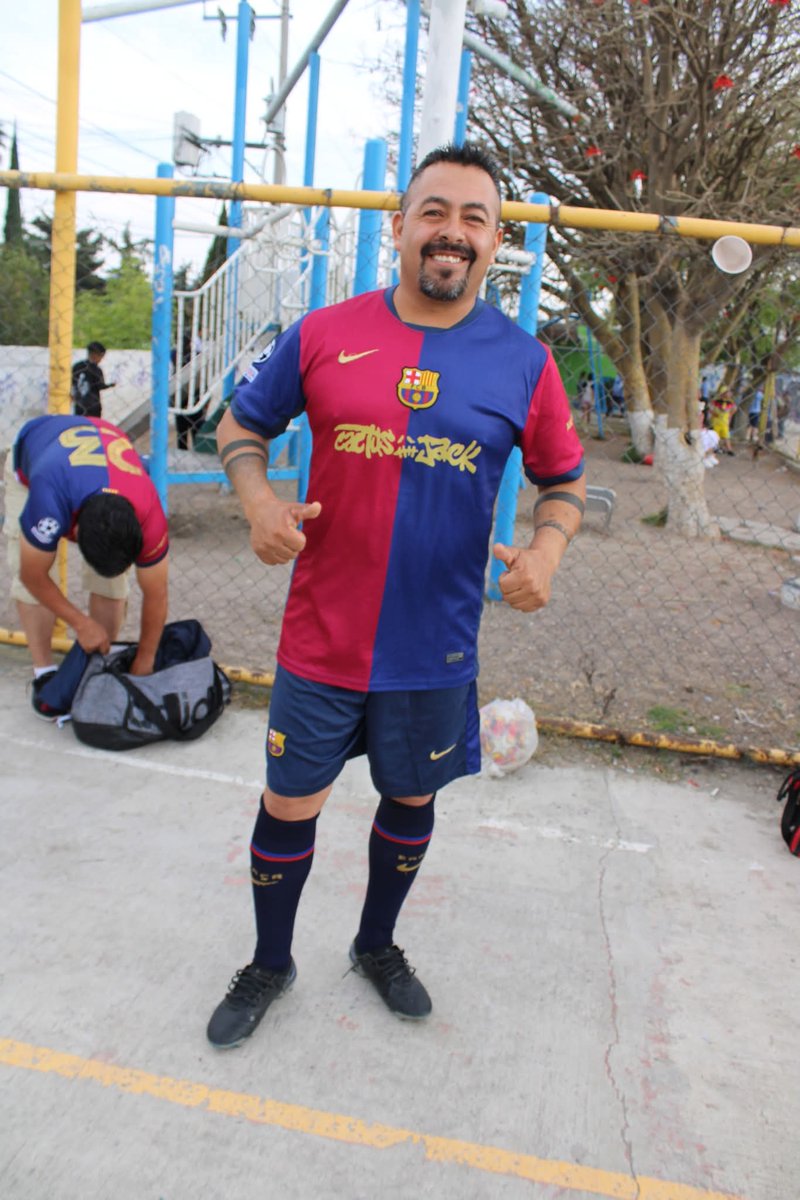 Hombres futbolistas y algo mas tweet media