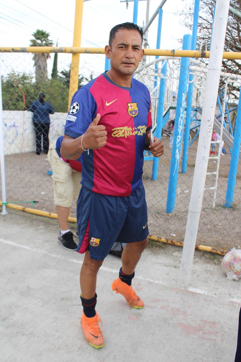 Hombres futbolistas y algo mas tweet media