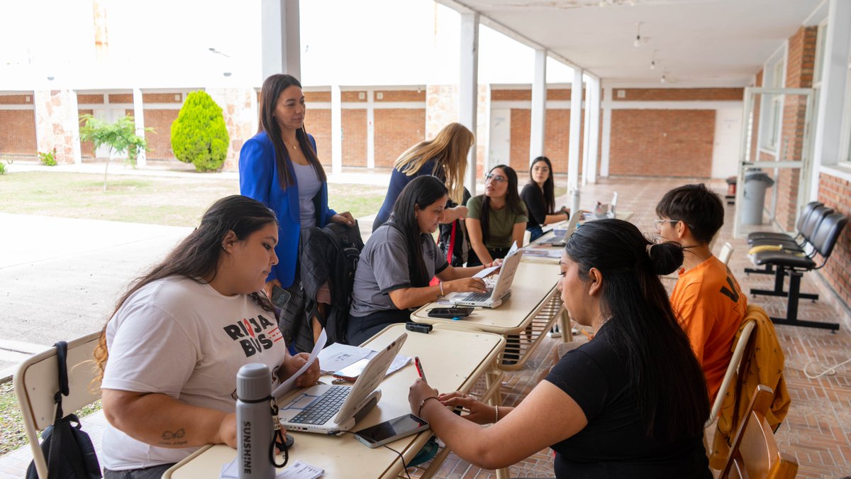 SecretariadeTr4's tweet photo. Segundo día de abordaje del BUG en la UNLaR 😎✨

💳 Continuamos acercando esta herramienta que garantiza igualdad de oportunidades para estudiantes de la provincia. ¡Acercate hasta el viernes 17 de abril para gestionarlo!

@ALCIRA08 https://t.co/bF6Ip1Hpww