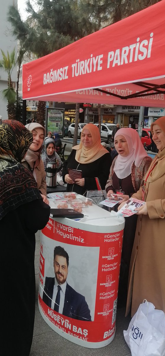 btpakcaabat's tweet photo. Bugün merhum Genel Başkanımız Prof. Dr. Haydar Baş’ın aramızdan ayrılışının 6. Yıl dönümü vesileyle Akçaabat Atatürk Parkı’nda lokma dağıtımı gerçekleştirdik. Hem teşkilat üyelerimizle hem hemşehrilerimizle bir araya geldik. Ruhu şad olsun. https://t.co/fu9WGTfJmw