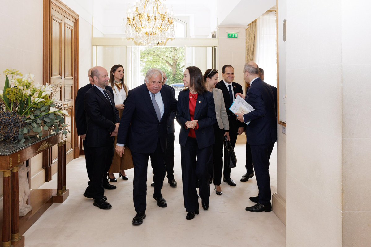 Nous sommes honorés d’accueillir au <a href="/Senat/">Sénat</a> <a href="/MariaCorinaYA/">María Corina Machado</a> , Prix Nobel de la Paix, pour son engagement en faveur de la #démocratie. Nicolás Maduro était un dictateur, l’élection présidentielle de juillet 2024 a été volée. La France a dénoncé à plusieurs reprises les violations