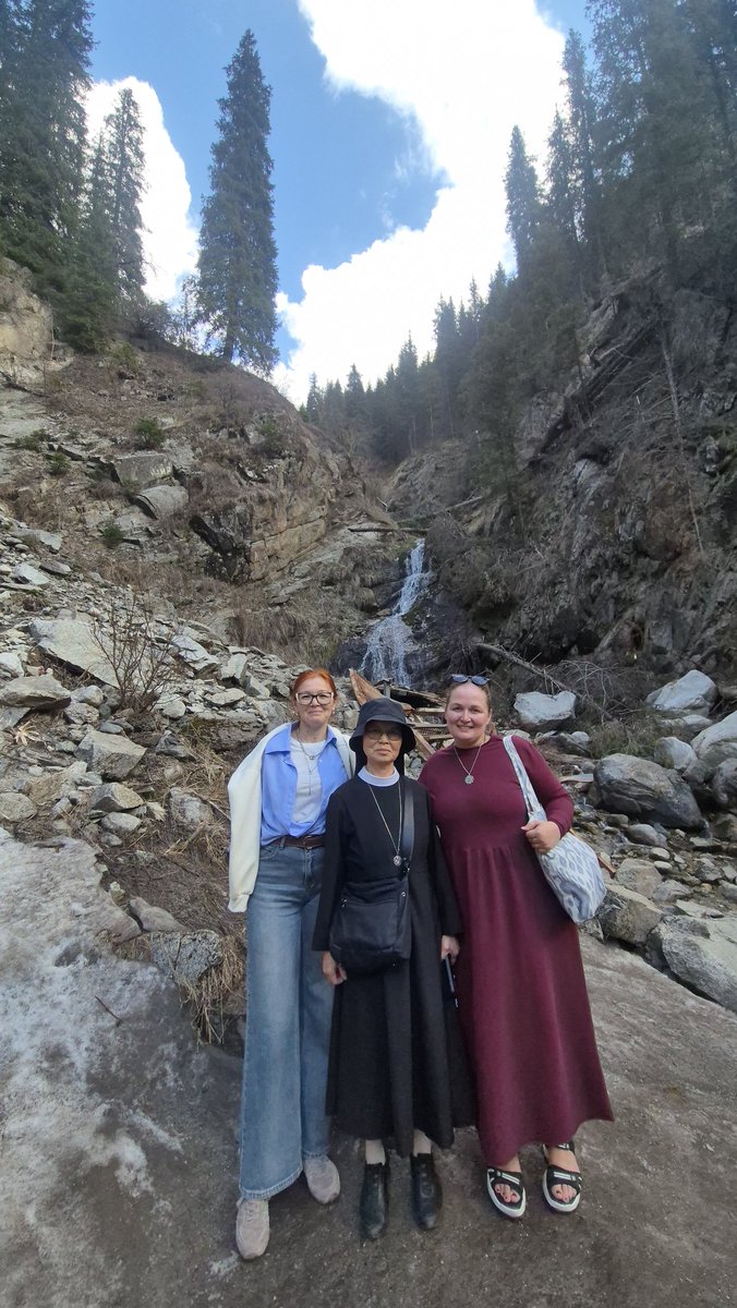 Просто ржу с ситуации: были в горах сегодня с сестрой двоюродной, и там была монахиня из Южной Кореи и водопада, ну я спросила ее на англ может ее сфоткать у водопада, она одна была.  А она подумала, что мы с ней хотим сфоткаться. Не стали ее расстраивать 😅