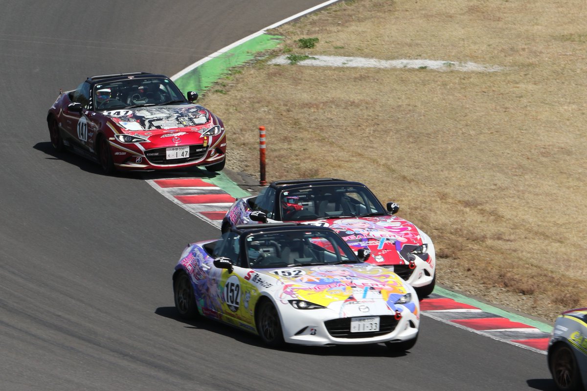 熱い走りとフレンドリーなキャラクターでパーティレーサーにも人気の147号車 #石塚崇宣(<a href="/TBoo1446/">石塚 崇宣 | Takanobu Ishizuka</a>)選手。
菅生でもアグレッシヴな魅せる疾りで、ファイナルラップで巻き返して見事３位表彰台獲得！おめでとうございます♪
トップ争いは、これぞワンメイクスプリントレースな感じで見応え満点でした！