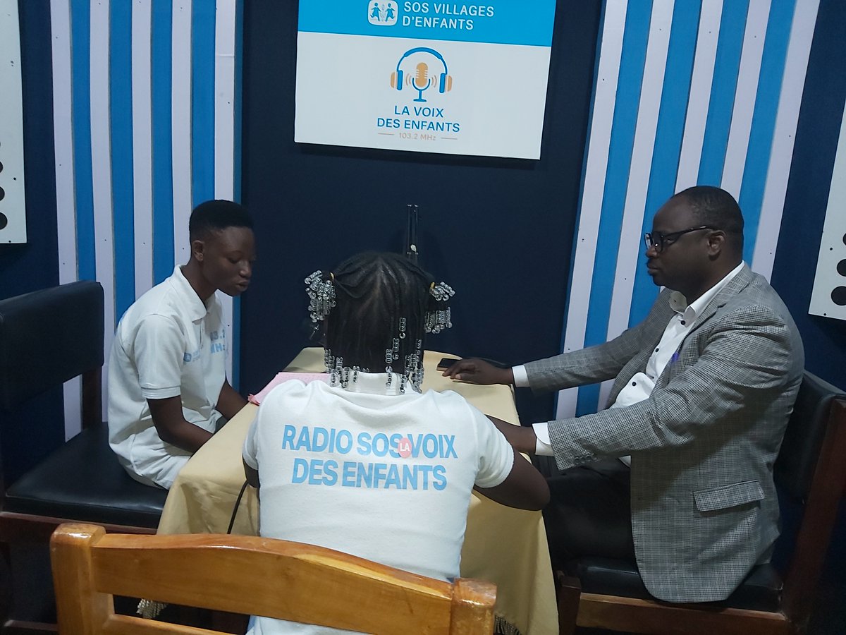 SOSBENIN's tweet photo. 🎙️ À Dassa-Zoumè, les journalistes juniors de Radio SOS reçoivent le Maire Armand Lawin !

💬 « Vous avez un auditeur de plus… Ce fut un plaisir d’être avec vous. »

👏 Une belle rencontre + un geste solidaire pour une famille SOS

👉 https://t.co/qyH5b3oWJ9 https://t.co/RTiQcvc6s5
