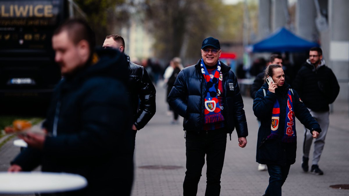 PiastGliwiceSA's tweet photo. Wspólnie spędzony czas na przedmeczowej Strefie Kibica to już nasza tradycja! 💙❤️👨🏼🍳
#PIAPOG https://t.co/HaBIog8t6M