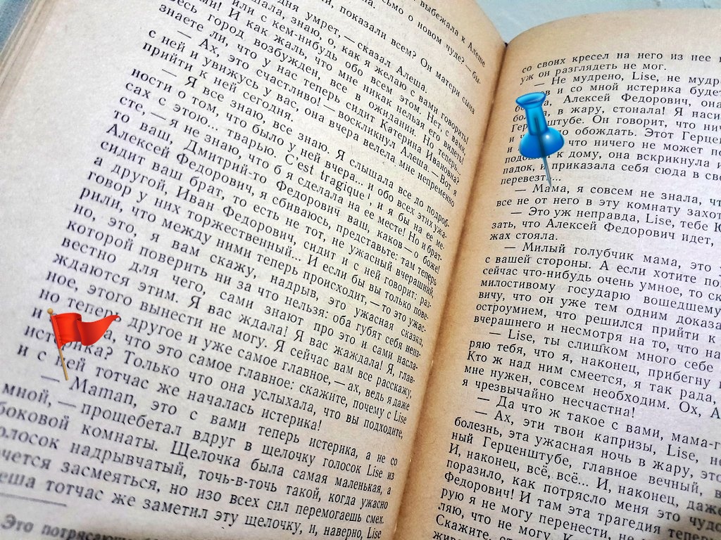 PustakaBahamut's tweet photo. @tomidispenser Kalau di kasus Karamazov, nyaris semua penerjemah, termasuk kami, tetap membiarkannya: "Maman", dan di-italic. Sebab ada pula kata "Mama" dalam bahasa Rusia.

Dostoyevsky sendiri menulis kata "Maman" pakai latin karena dari bahasa Prancis, sedang "Mama" tetap dalam aksara kiril. https://t.co/i8Y7fR5ueX