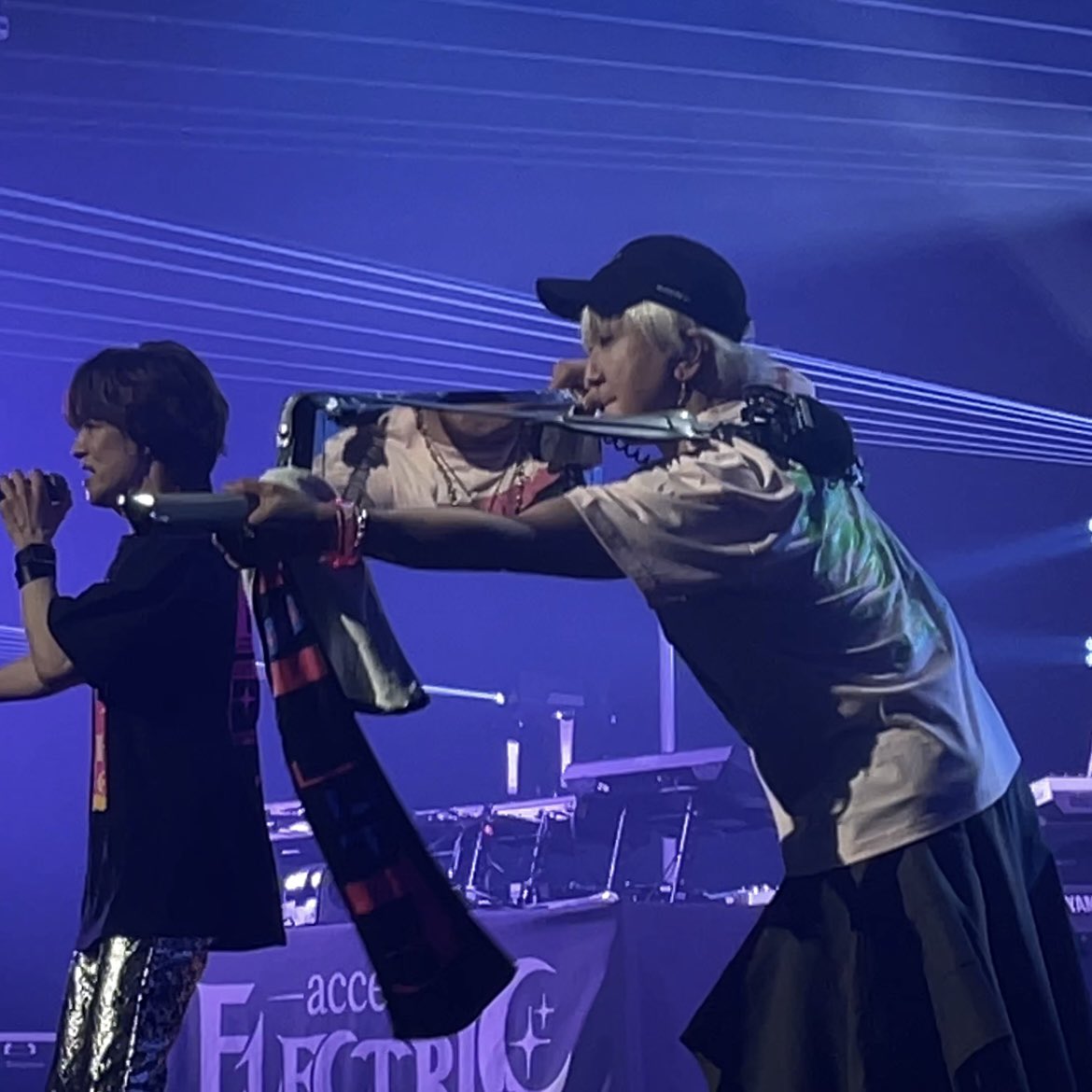 sakuya_07_01's tweet image. 私の小さな好きポイントなんですが、KX5が鏡のように輝いてキラキラしていて、そこに映った浅倉さんを見るのが好きです。そしてライトを反射して、客席に向かって真っ直ぐ伸びる光のビームを放つところもとても綺麗で好きです。
#エレナイネタバレ26