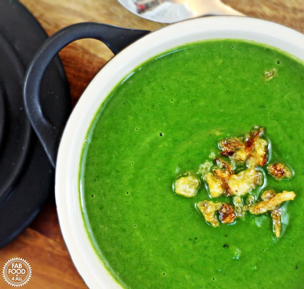 FabFood4All's tweet image. Dive into a bowl of comfort with our Spinach &amp;amp; Butternut Squash Soup! Perfectly blended to warm your soul and tantalize your taste buds with a subtle kick of garlic. Who's ready to savour this deliciousness? fabfood4all.co.uk/spinach-butter…  #SoupSeason #HealthyEating