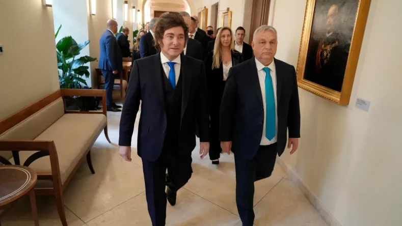 Grupo_Paternal's tweet image. EL AMIGO DE #MILEI.
El colapso del modelo húngaro de Orbán, asfixiado por el aislamiento y la cleptocracia, evidencia el desgaste de las derechas radicales frente al deseo de normalidad democrática.
Leemos a Gabriel Puricelli en: 4palabras.com/orban-y-el-ret…