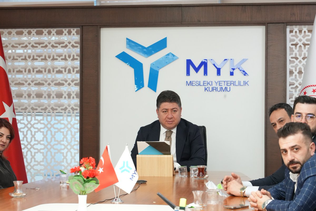 myksosyalmedya's tweet photo. Mesleki Yeterlilik Kurumu (MYK) Başkanımız Sayın Aşkın TÖREN, Ankara’da faaliyet gösteren Yetkilendirilmiş Belgelendirme Kuruluşları (YBK) temsilcilerini Kurumumuzda kabul etti.

Görüşmede; kalite güvencesi, ölçme ve değerlendirme ile sınav süreçleri ve belgelendirme faaliyetlerinin etkinliği ele alınarak, uygulama süreçlerine ilişkin değerlendirmelerde bulunuldu.

Ulusal yeterlilik sistemi çerçevesinde faaliyet gösteren Yetkilendirilmiş Belgelendirme Kuruluşlarının; standartlara uygun, güvenilir ve şeffaf belgelendirme süreçlerinin yürütülmesindeki rolü vurgulandı.

Ayrıca, 7-8 Mayıs tarihlerinde Ankara’da düzenlenmesi planlanan çalıştaya ilişkin hazırlık süreci değerlendirildi.

🔎 Detaylı bilgi için: https://t.co/4bv98nDX4j

#Yeterlilikte20Yıl
#AhiliktenDijitale

@csgbakanligi 
@myksosyalmedya 
@AskinToren1