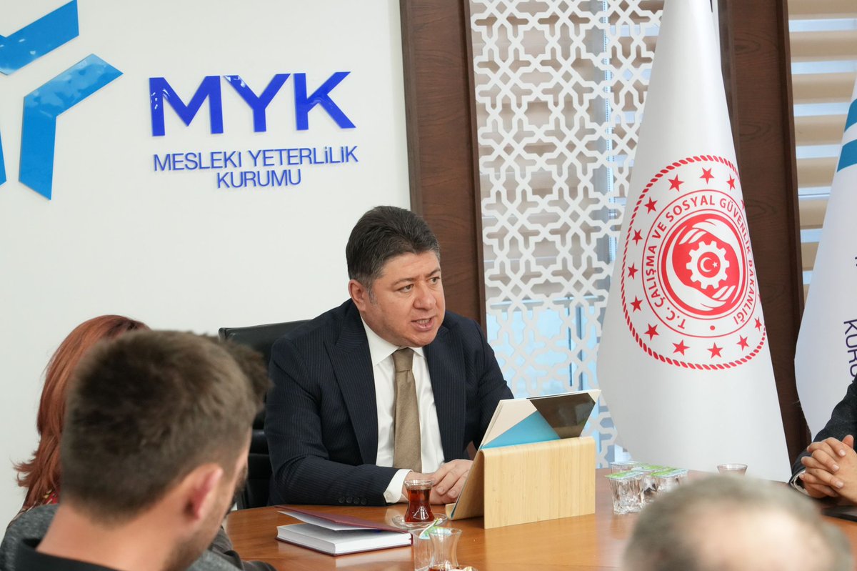 myksosyalmedya's tweet photo. Mesleki Yeterlilik Kurumu (MYK) Başkanımız Sayın Aşkın TÖREN, Ankara’da faaliyet gösteren Yetkilendirilmiş Belgelendirme Kuruluşları (YBK) temsilcilerini Kurumumuzda kabul etti.

Görüşmede; kalite güvencesi, ölçme ve değerlendirme ile sınav süreçleri ve belgelendirme faaliyetlerinin etkinliği ele alınarak, uygulama süreçlerine ilişkin değerlendirmelerde bulunuldu.

Ulusal yeterlilik sistemi çerçevesinde faaliyet gösteren Yetkilendirilmiş Belgelendirme Kuruluşlarının; standartlara uygun, güvenilir ve şeffaf belgelendirme süreçlerinin yürütülmesindeki rolü vurgulandı.

Ayrıca, 7-8 Mayıs tarihlerinde Ankara’da düzenlenmesi planlanan çalıştaya ilişkin hazırlık süreci değerlendirildi.

🔎 Detaylı bilgi için: https://t.co/4bv98nDX4j

#Yeterlilikte20Yıl
#AhiliktenDijitale

@csgbakanligi 
@myksosyalmedya 
@AskinToren1