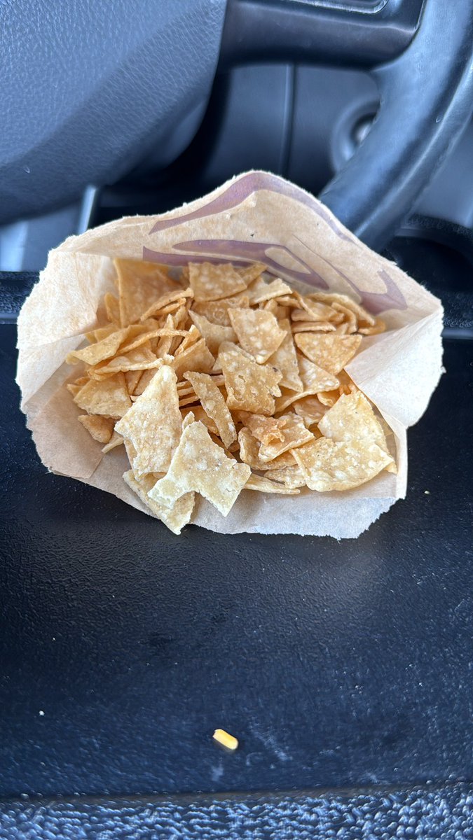 carkidoodle's tweet photo. @tacobell y’all really know how to ruin my day huh https://t.co/2RIFl8dOH9