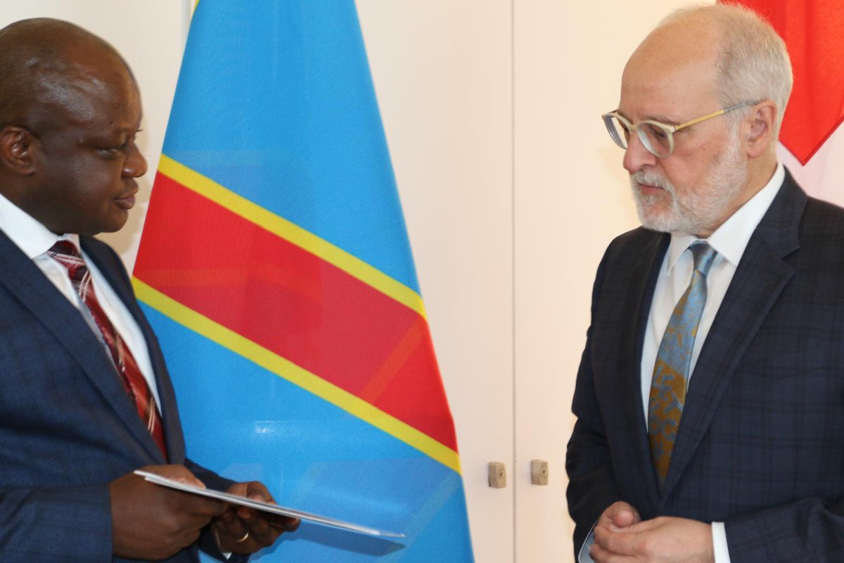 CrispinMbadu's tweet photo. La RDC : Pour une Francophonie de l’Action et des Valeurs.

Berne| Ce mardi 14 avril 2026, j'ai été reçu en audience par Monsieur Alexandre Frasel, Secrétaire d’État SEE, Confédération Suisse.

​Mandaté par SEM le Président de la République, Chef de l'Etat, Félix-Antoine TSHISEKEDI TSHILOMBO, j’ai réaffirmé l’ambition de la RDC pour l’@OIFfrancophonie. La candidature de Mme @JulianaLumb porte une vision d'État structurée :

​1️⃣ Engagement Régalien : Un multilatéralisme fort et efficace pour porter les valeurs de notre Charte : Paix, Démocratie, Solidarité, Développement durable, l'Etat des droits, Droits de l’Homme, égalité homme-femme, etc.

2️⃣ Innovation & Modernité : Une gouvernance numérique inclusive et un pluralisme culturel et linguistique au service de notre jeunesse.

3️⃣ Avenir Durable : Faire de la diversité culturelle le moteur d’un développement durable et d’une solidarité concrète.

​🙏 Gratitude à la Confédération Suisse pour son engagement et ses bons offices dans le règlement de la situation sécuritaire et humanitaire à l'Est de la RDC. 
Avec 100M de locuteurs, la RDC se veut le garant d'une OIF qui agit et qui protège. 
@SuminwaJudith
@kayikwambaT 
@Presidence_RDC 
@AmbSuisseRDC