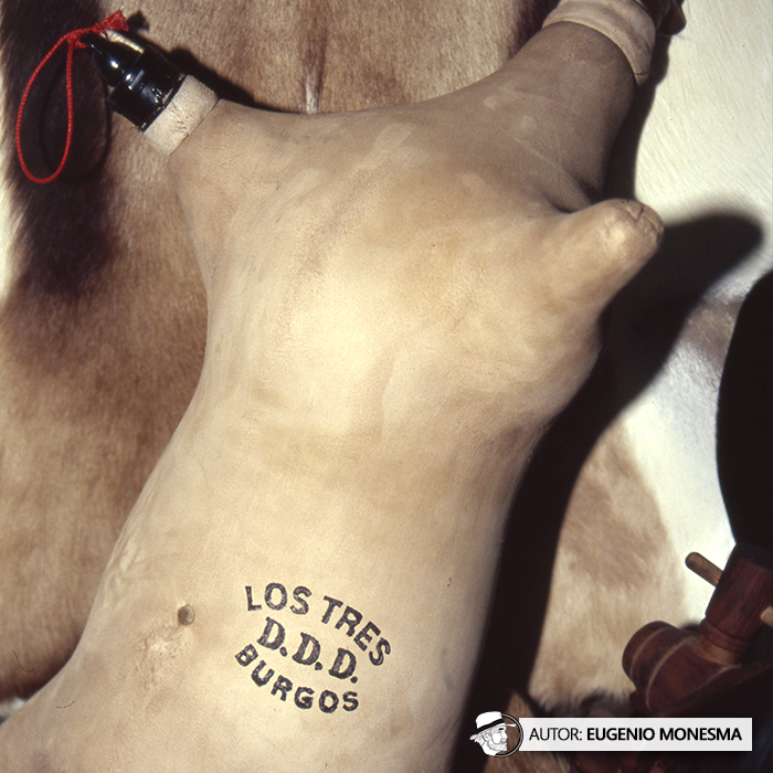 EugenioMonesma's tweet photo. 🍷 He bebido #vino en botas y porrones, pero el #PELLEJO es, sin duda, el recipiente más auténtico y curioso que he descubierto.
En 2005 pude grabar el proceso #artesanal de elaboración de un pellejo para conservar el vino.
📽️ Documental COMPLETO (12'): https://t.co/YVlbYmdfgN https://t.co/C1q3mAdaDd
