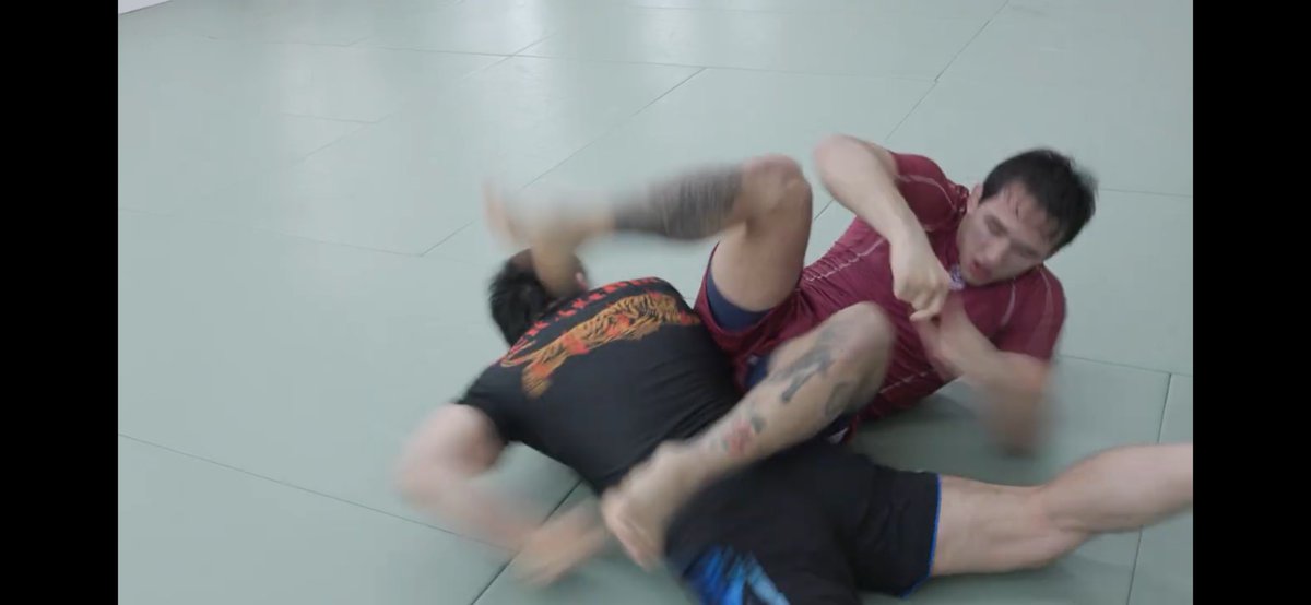 Nobushi__BJJ's tweet image. ジョセフの後ろ三角に完全に捕まったところから10秒でエスケープするのやばすぎる😆　ミカ戦、ニクロド戦でも見せた得意のやつ。
#ninja #escape