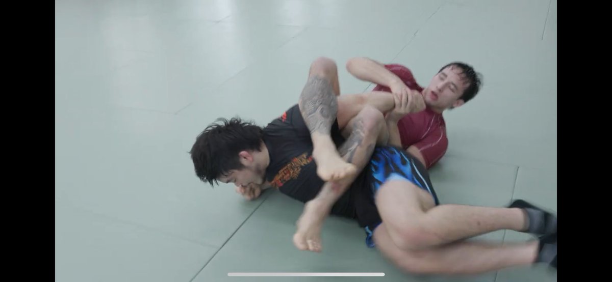 Nobushi__BJJ's tweet image. ジョセフの後ろ三角に完全に捕まったところから10秒でエスケープするのやばすぎる😆　ミカ戦、ニクロド戦でも見せた得意のやつ。
#ninja #escape