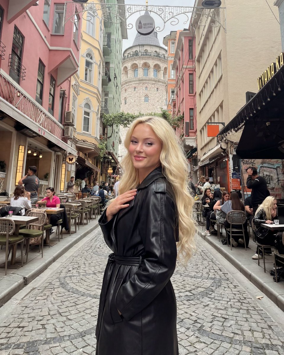 heygirl_dergisi's tweet image. #ZaraLarsson İstanbul konseri öncesi küçük bir şehir turuna çıktı diyelim. 😌

Tabii ki Heygirl sayesinde… 🤞🏻

9 Ağustos’ta Bonus Parkorman’da gerçekleşecek ve biletleri şimdiden tükenen konser öncesi Zara’yı yapay zekâ ile İstanbul’un farklı köşelerinde hayal ettik. 🔥