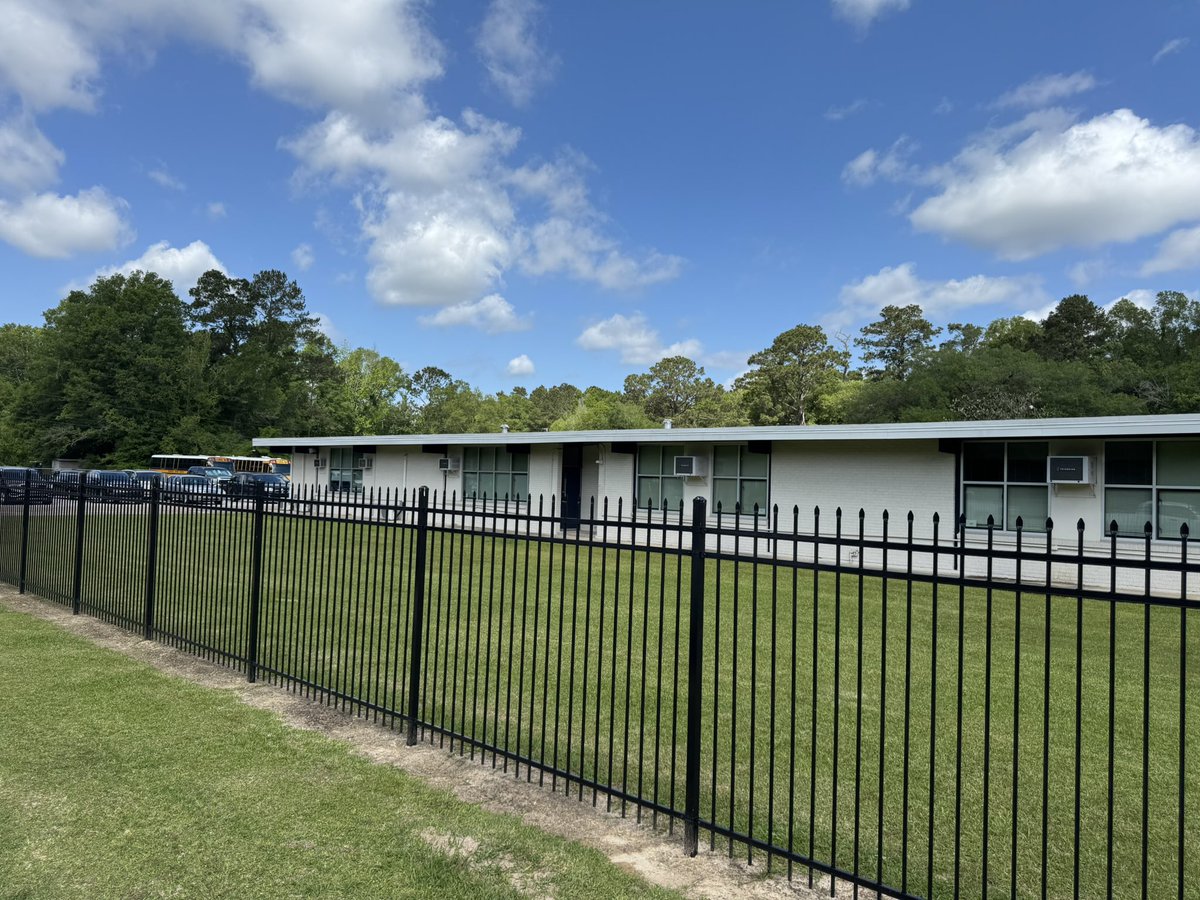 mallorysmithtv's tweet photo. #DEVELOPING: Police are investigating a shooting at Tangipahoa Alternative School this morning after officers say a 13-year-old refused to get out of a vehicle at drop-off.

Hammond Police say as an adult tried to drive the teen away from campus, a school resource officer heard gunshots and saw the teen walking toward him with a firearm. The teen was taken into custody. The adult was shot and is in critical condition. The school is on lockdown.

I’m at the school now. A press conference is scheduled for noon. More updates to come.