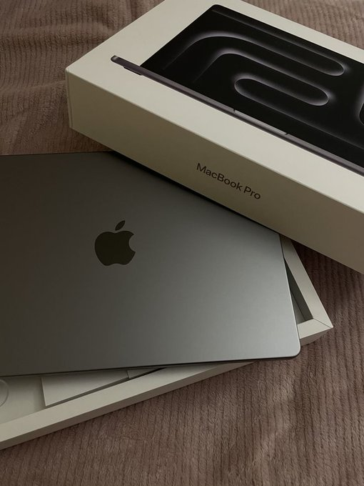 Anaya_sharma876's tweet image. Give me one reason...   To choose a Macbook Laptop 
over a Windows ?